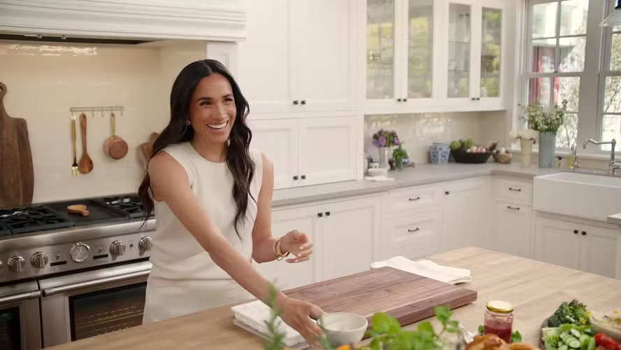 Meghan Markle entrega os produtos perfeitos para um make que não esconde sardas
