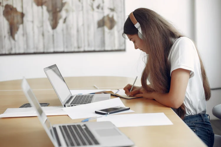 7 maneiras de aprender espanhol com a ajuda da inteligência artificial