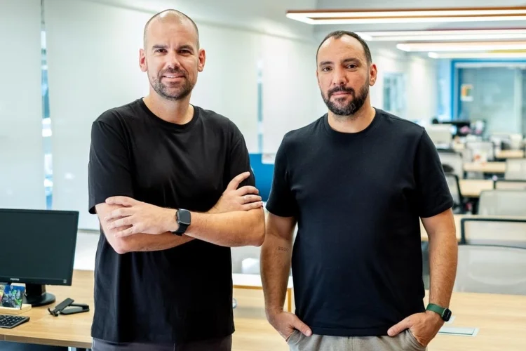 8D Hubify e Dialetto unem forças para integrar marketing, vendas, atendimento e RP