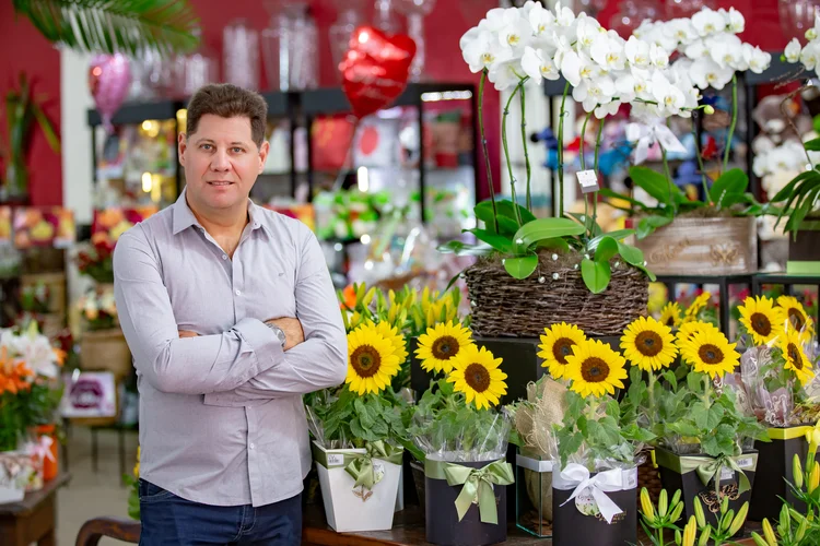 A história da Giuliana Flores: fundador tinha 19 anos e deu o nome da ex-namorada à floricultura