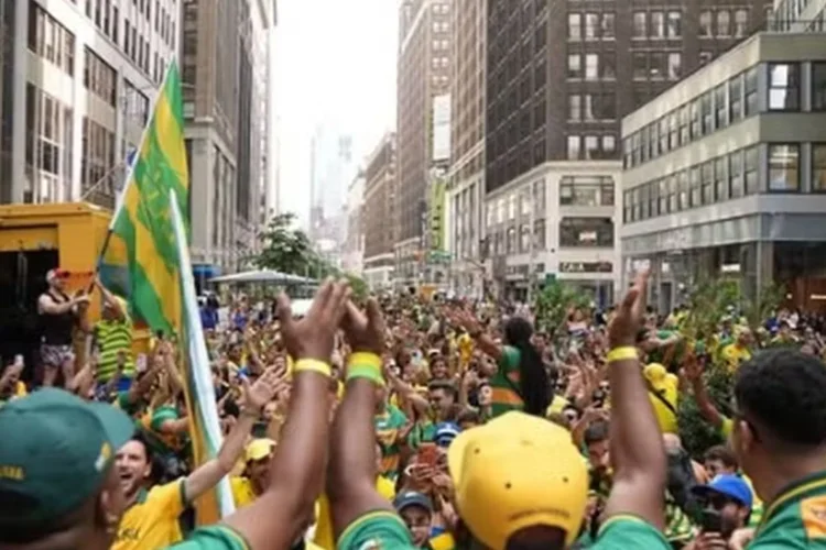 A invasão verde e amarela: torcida brasileira transforma Times Square em festa