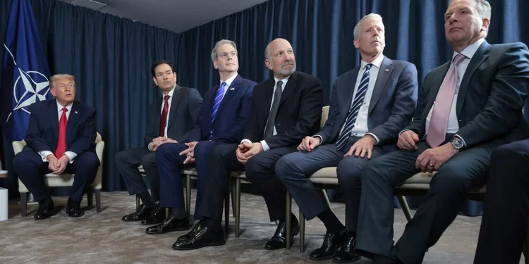 A nova obsessão de Trump em meio a guerras e crises: um sapato