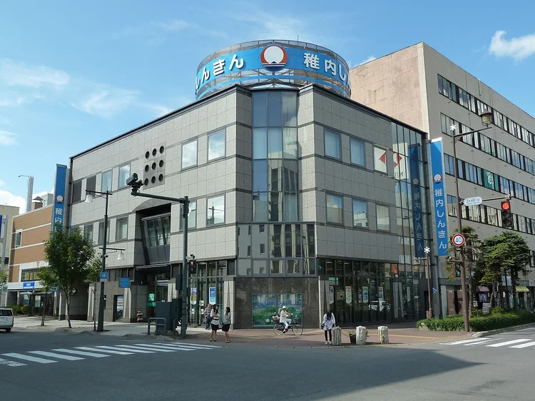 A população do Japão encolheu — e deixou esse banco quase sem clientes