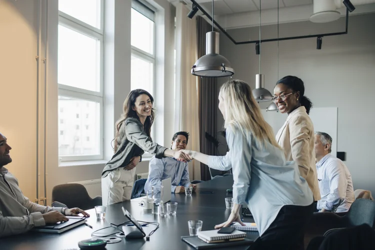 A regra 10-80-10 que líderes estão usando para aplicar IA nas empresas