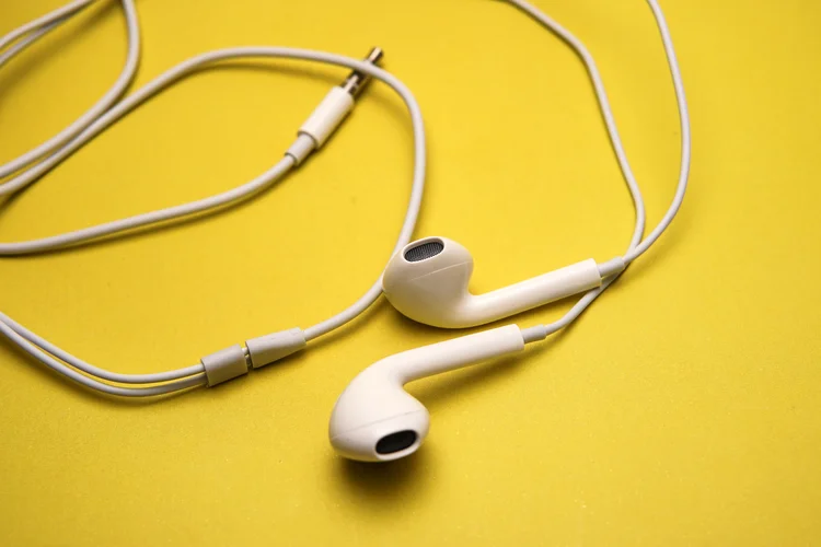 A volta dos fones de ouvido com fio: por que a geração Z abandonou o bluetooth