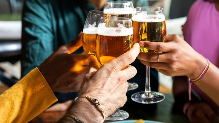 Acabou a resenha? Consumo de cerveja caiu aos fins de semana, diz estudo