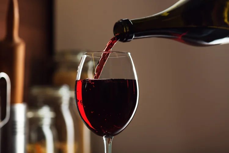 Acordo UE-Mercosul vai baratear vinho, queijo e chocolate europeu no Brasil