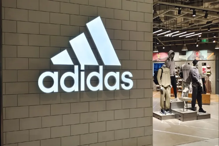 Adidas processa site de vazamentos de tênis por suposta extorsão