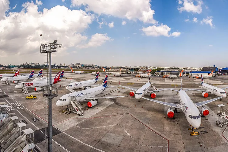 Aeroportos fechados? O que se sabe sobre a pane no controle do espaço aéreo em SP