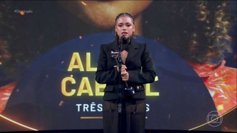 Alana Cabral surpreende com discurso após vencer o Melhores do Ano no Domingão: ‘Quero dizer agora…’