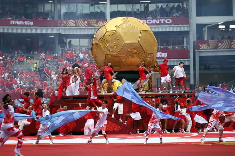Alanis, taça gigante e bola dourada: os erros e acertos da 2ª festa de abertura da Copa do Mundo