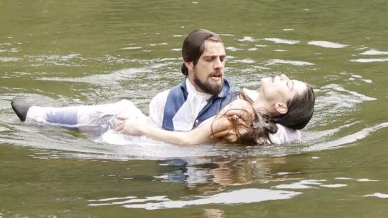 ‘Além do Tempo’: Felipe salva Lívia e a deixa escapar da morte