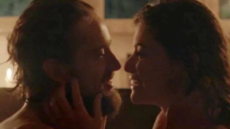 ‘Além do Tempo’: Lívia e Felipe vivem a primeira noite de amor e descobrem ligação com vidas passadas
