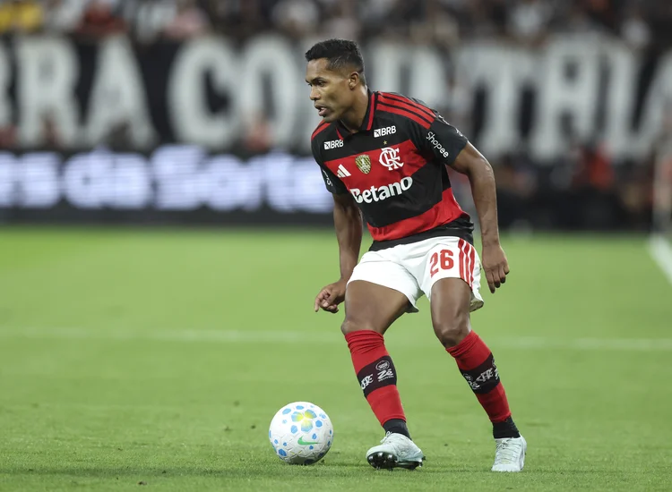 Alex Sandro é cortado da seleção e Ancelotti convoca lateral da Série A
