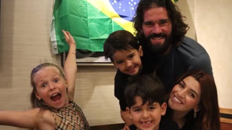 Alisson Becker, goleiro da Seleção, surge em momento raro com os três filhos em aniversário nos EUA