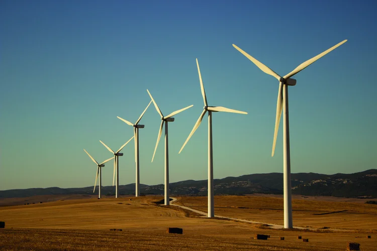 América Latina avança em energia limpa, mas desindustrialização é desafio
