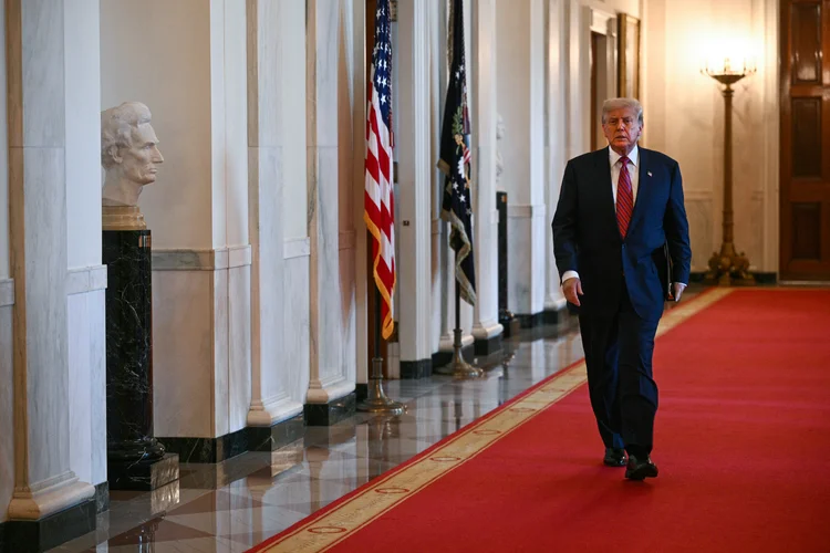 Americanos estão mais pessimistas com economia e culpam Trump, diz pesquisa AtlasIntel