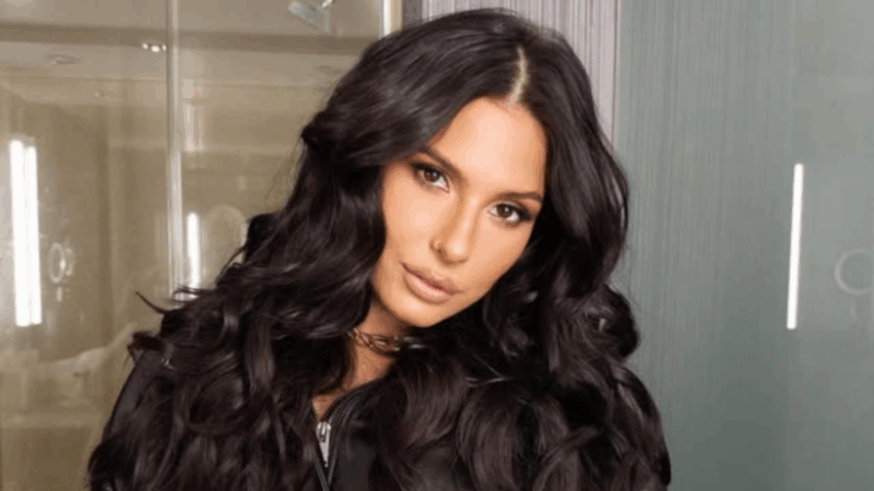 Ana Castela exibe corpão sarado e abdômen definido em show no Rio