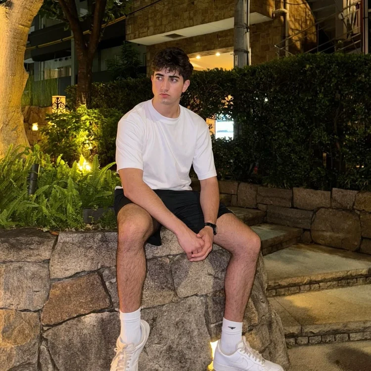 Aos 18 anos, jovem fatura US$ 1,4 milhão por mês com app de IA criado no quarto de casa