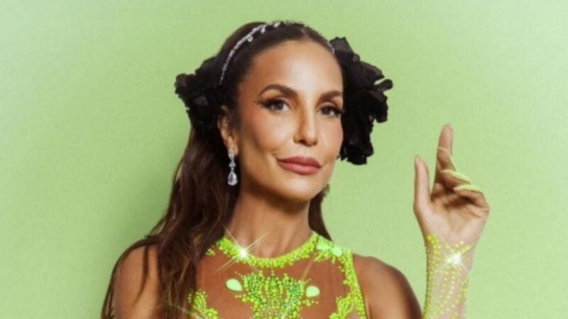 Aos 53 anos, Ivete Sangalo exibe cintura fininha em body de Swarovski