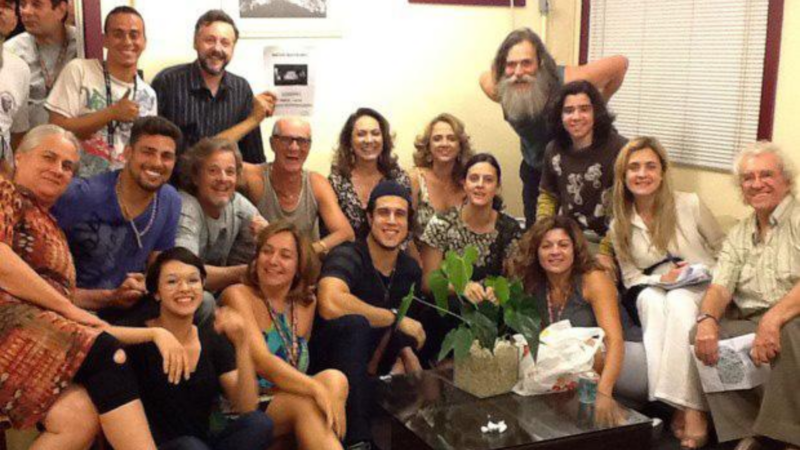 Apaixonado, ator de ‘Avenida Brasil’ de 79 anos namora namora mulher de 27