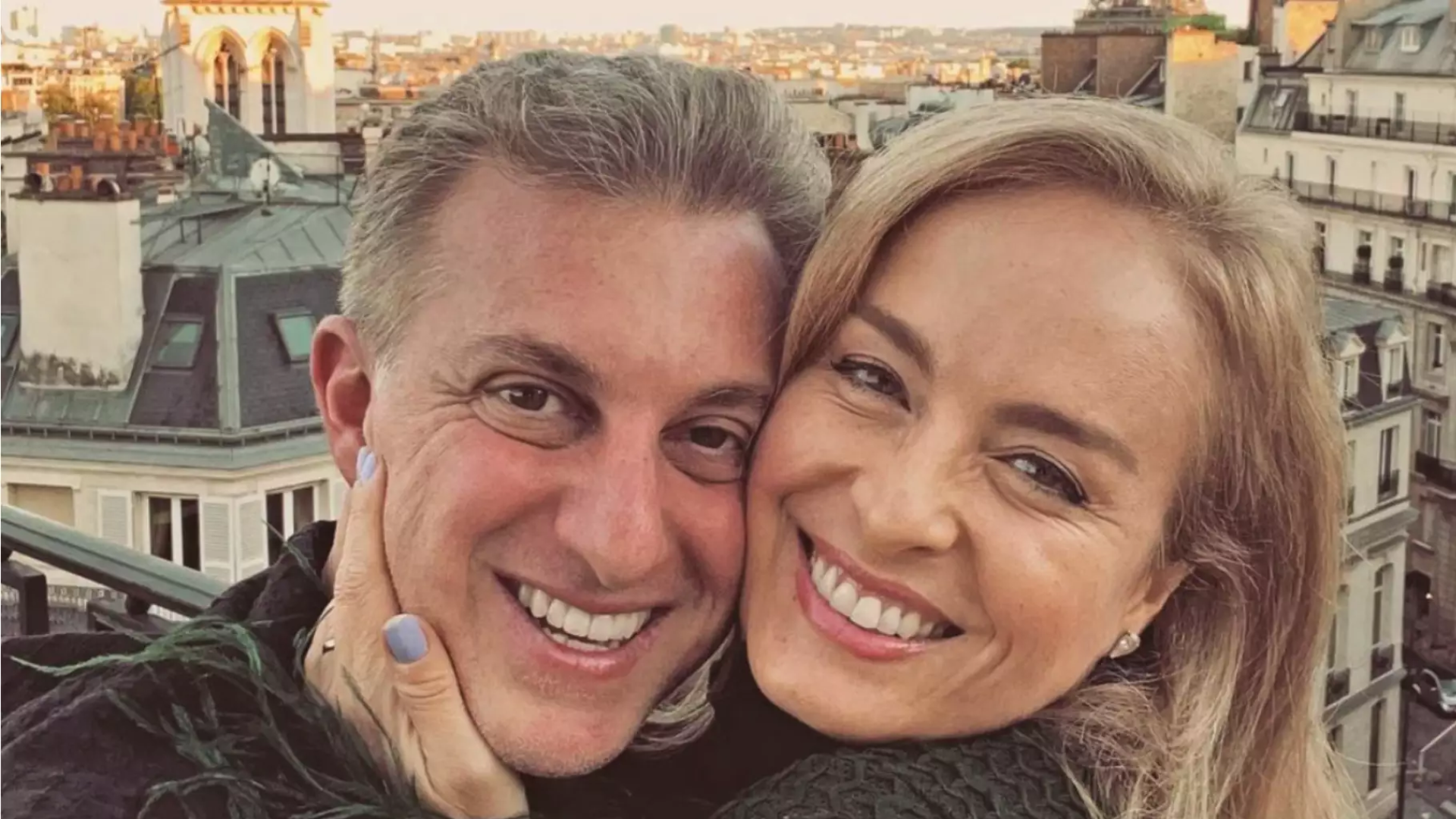 Apaixonado! Luciano Huck fotografa Angélica em biquíni prateado e se declara: ‘Minha rainha’