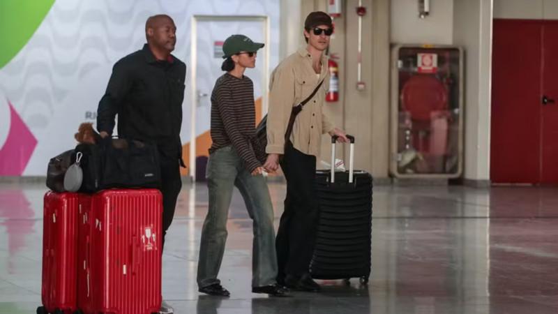 Apaixonados, Bruna Marquezine e Shawn Mendes são flagrados em aeroporto no Rio