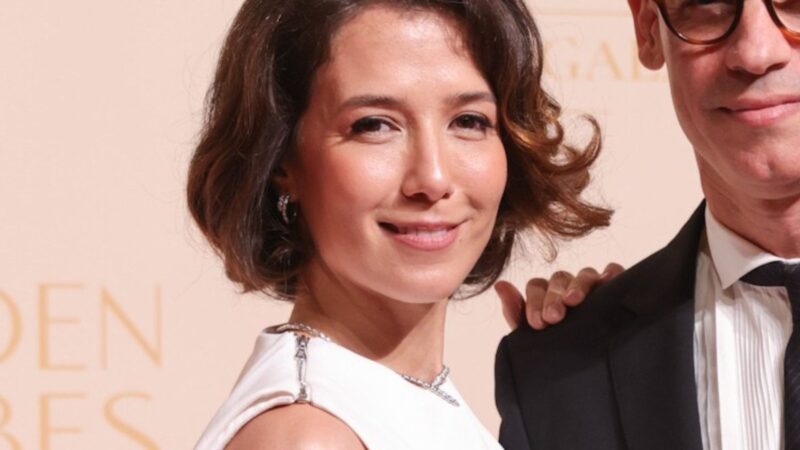 Apelou? Marjorie Estiano surge de vestido decotado e deixa tatuagem polêmica à mostra