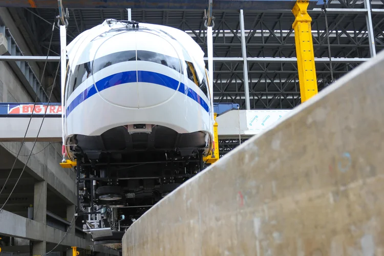 Após 12 anos de atraso, Linha 17-ouro começa a operar nesta terça