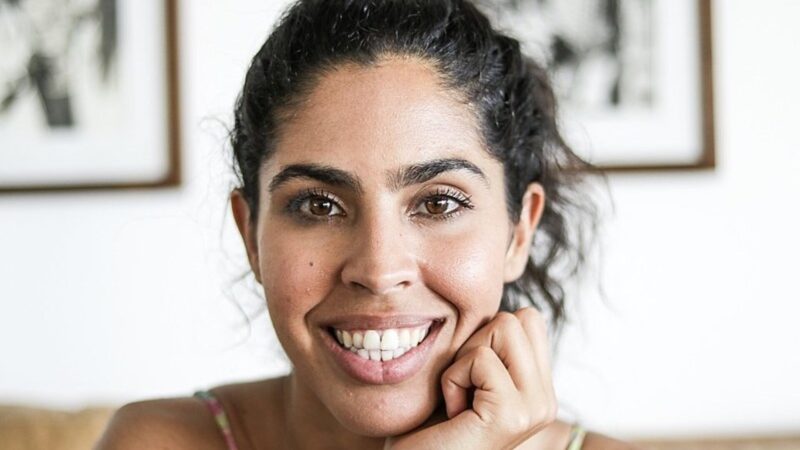 Após beijo no Carnaval, Bela Gil posa em clima de romance com fotógrafo