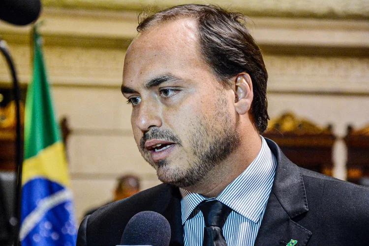 Após críticas de Nikolas, Carlos Bolsonaro fala em 'oportunistas'