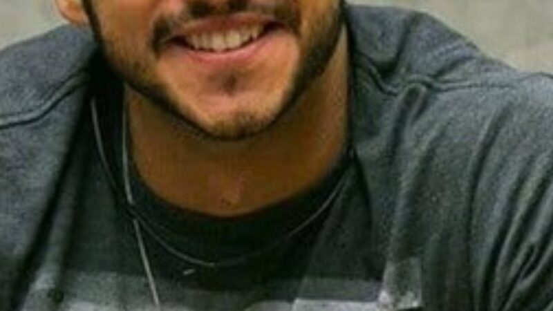 Após flagra, ex-BBB saradão admite que já beijou outro famoso