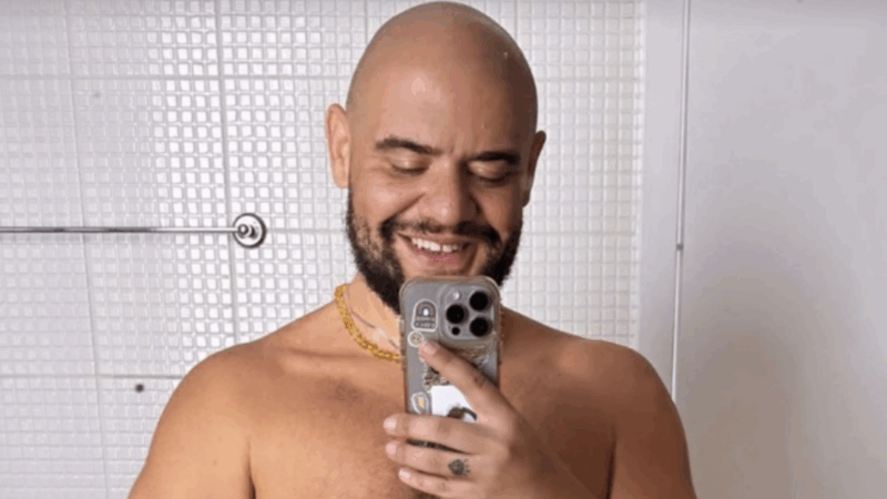 Após perder mais de 60 kg, Gominho aparece de sunga e físico impressiona