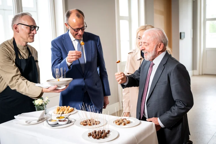 Após polêmica em Belém, Lula prova salsichas alemãs em Hannover