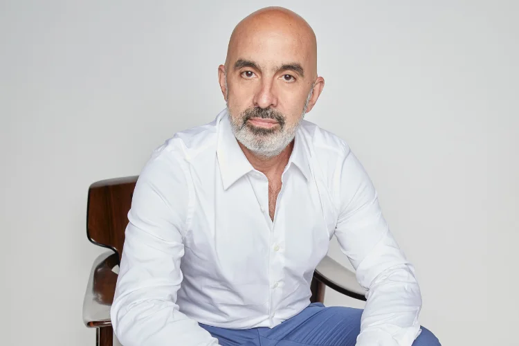 Após ver a receita cair 90%, ele co-criou a Mynd, gigante da influência no Brasil