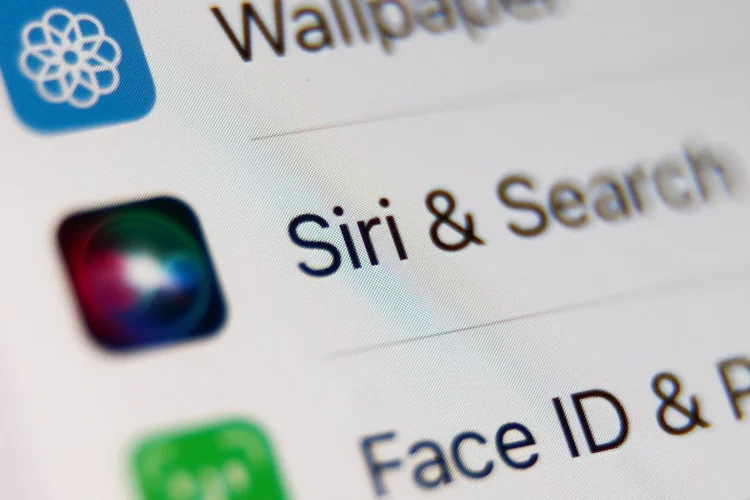 Apple adia mais uma vez atualização da Siri com IA
