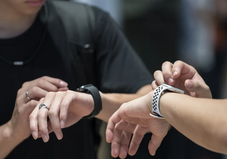 Apple Watch Series 10 x Galaxy Watch 7: qual smartwatch faz mais pelo seu dia a dia?