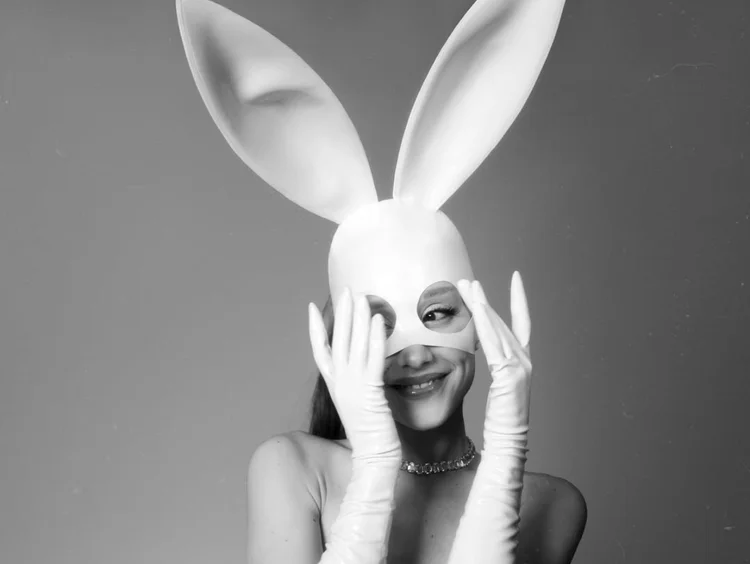 Ariana Grande lança música surpresa em comemoração aos 10 anos de 'Dangerous Woman'