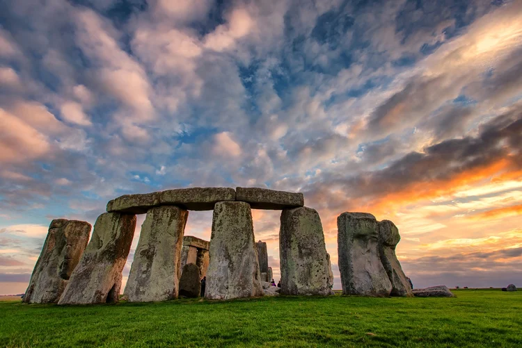 Arqueólogos encontram possível sítio de solstício mais antigo que Stonehenge