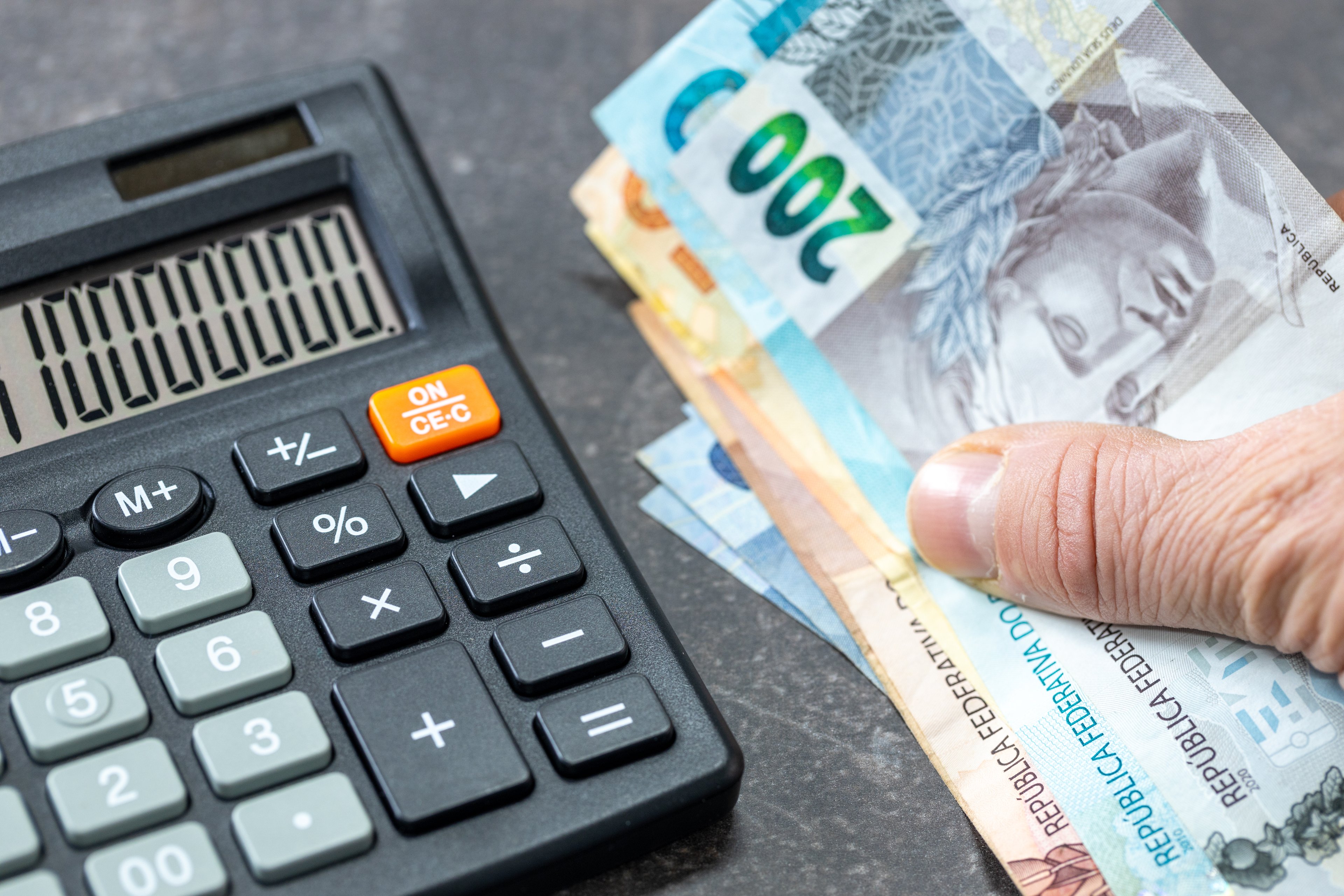 Arrecadação chega a R$ 325,7 bilhões, maior valor mensal desde 2000