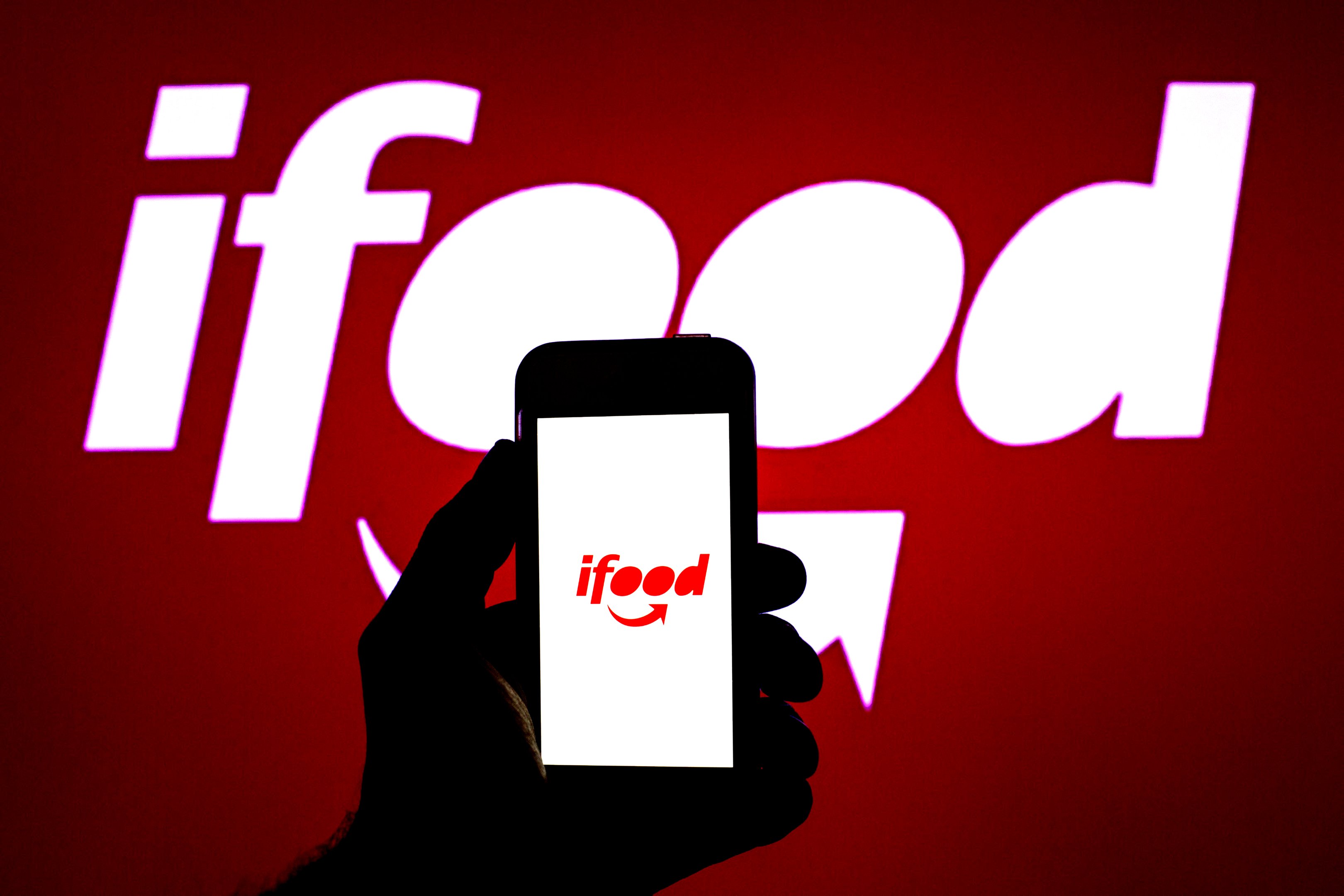 Às vésperas da Copa, iFood lança pelúcias de Canarinhos para celebrar títulos do Brasil
