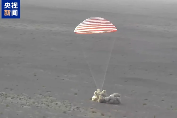 Astronautas da missão chinesa Shenzhou-21 retornam à Terra após 210 dias em órbita