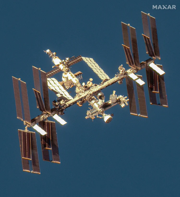 Astronautas se abrigam em cápsula da ISS devido a vazamento de ar em módulo russo