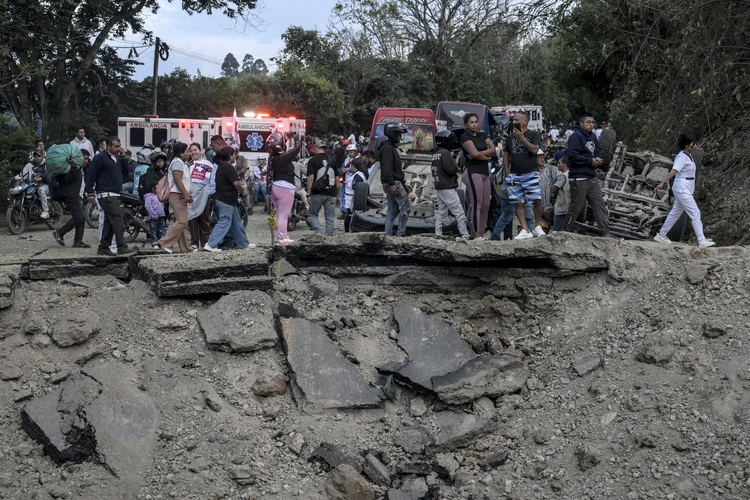 Atentado à bomba deixa 20 mortos na Colômbia a um mês das eleições