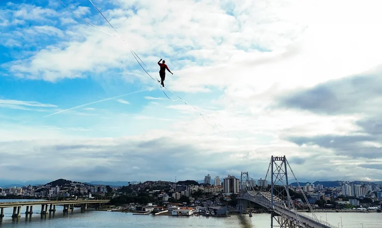 Atleta de SC bate recorde de highline urbano das Américas em Florianópolis