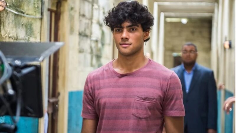 Ator Gabriel Fuentes recebe flores do namorado e comemora retorno às novelas