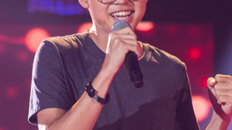 Atualmente em ‘Três Graças’ ator já participou do The Voice Kids; saiba quem é