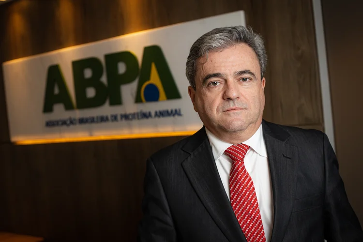 Aumento no preço do ovo e do frango é inevitável com a guerra, diz presidente da ABPA