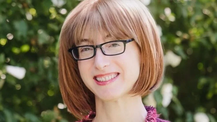 Autora do best-seller 'A Empregada' revela sua verdadeira identidade