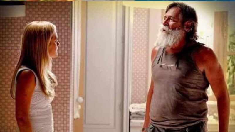 ‘Avenida Brasil’: Carminha arranja confusão com Nilo após invasão na mansão de Tufão